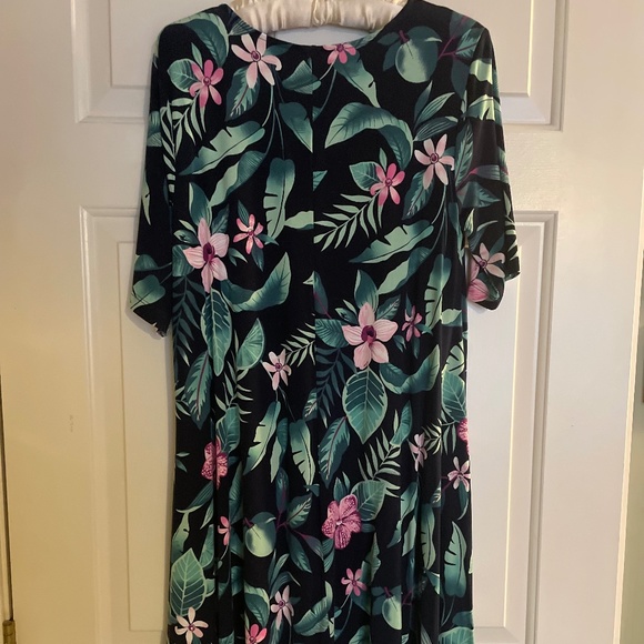 Old Navy Dress in shades of green & pink with a deep navy background - Picture 3 of 6